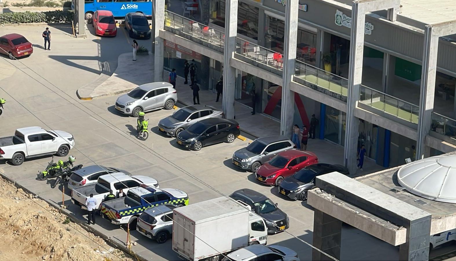 Unidades de la Policía en la entrada del banco tras el asalto. 