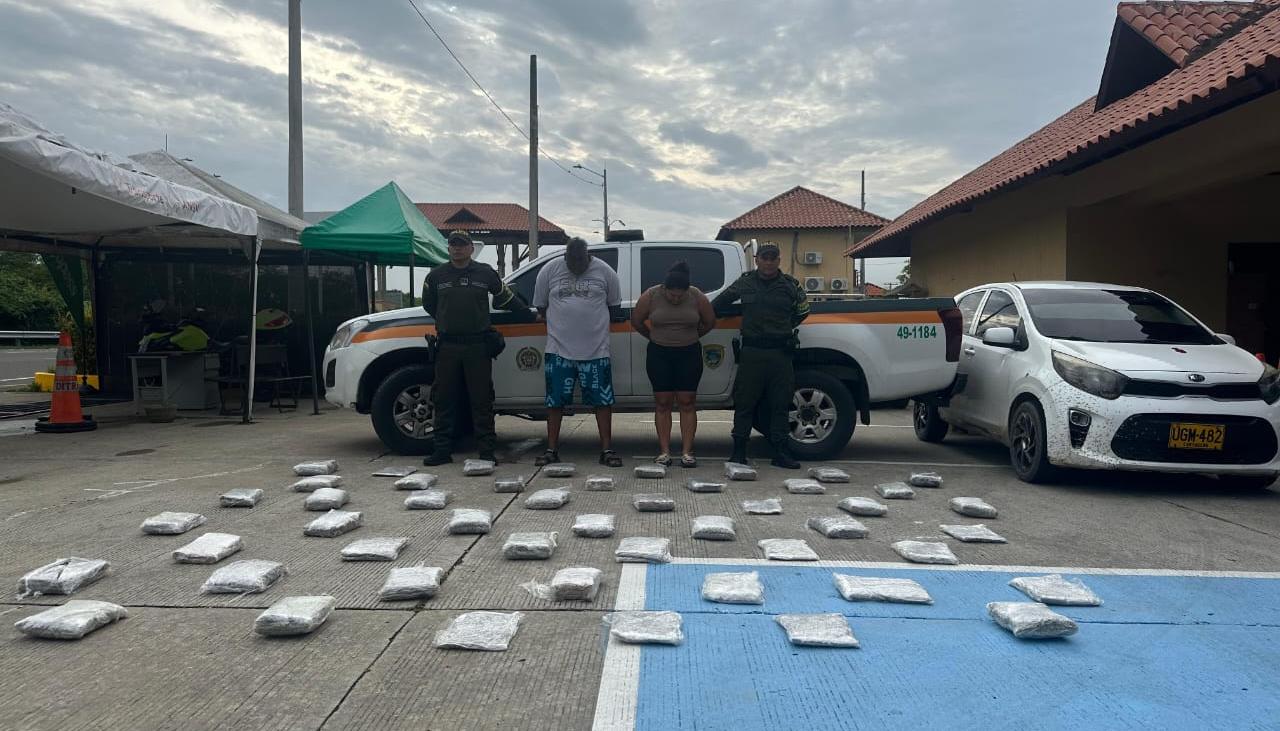 Capturados y marihuana incautada. 