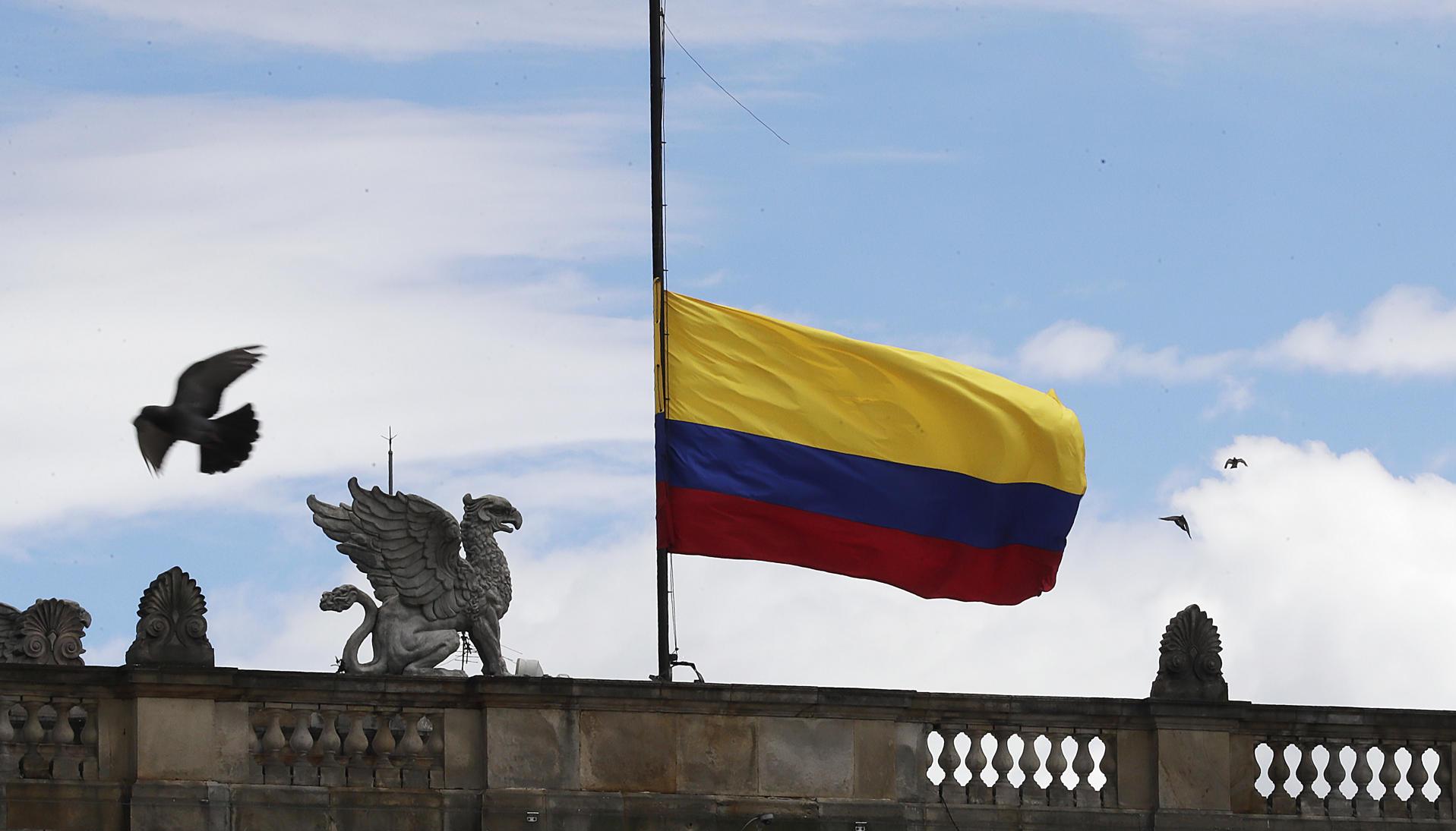 Bandera a media asta.