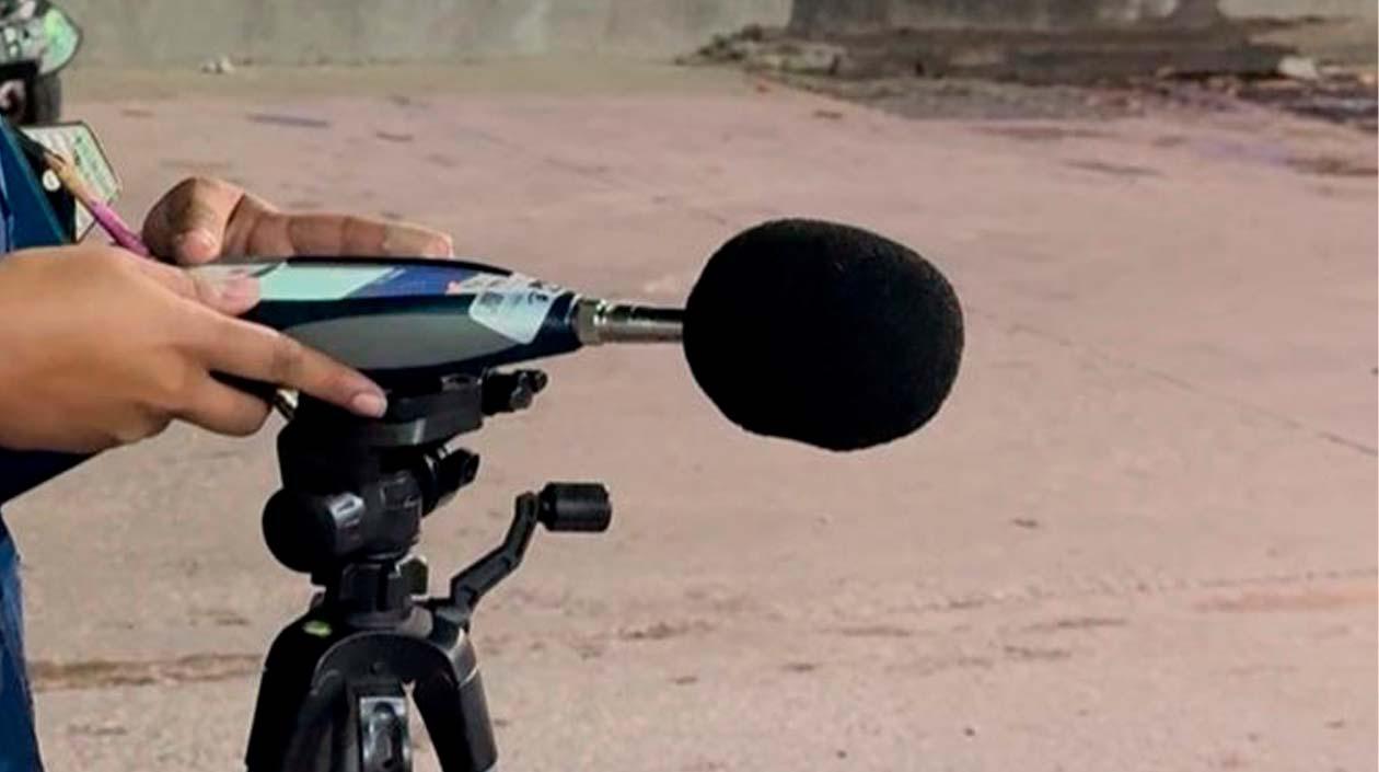 Funcionaria midiendo el ruido con un decibelímetro.