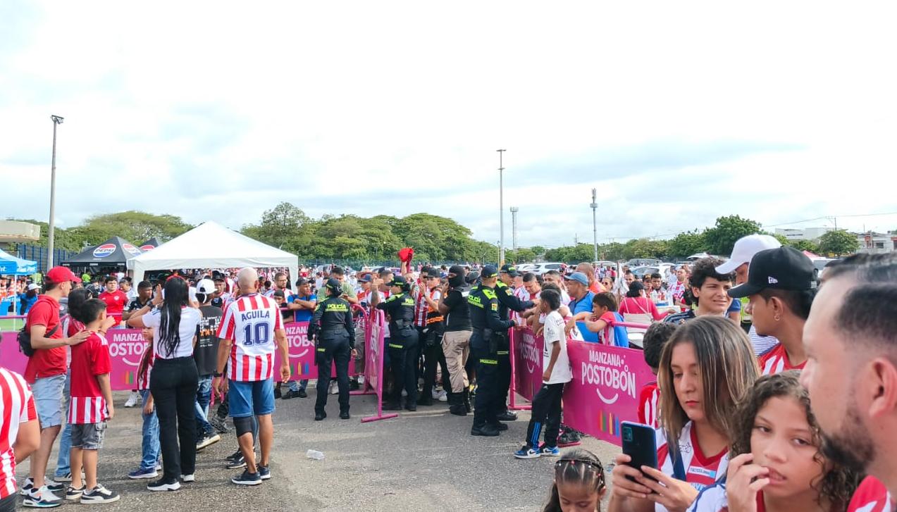 Filas en el estadio Metropolitano.