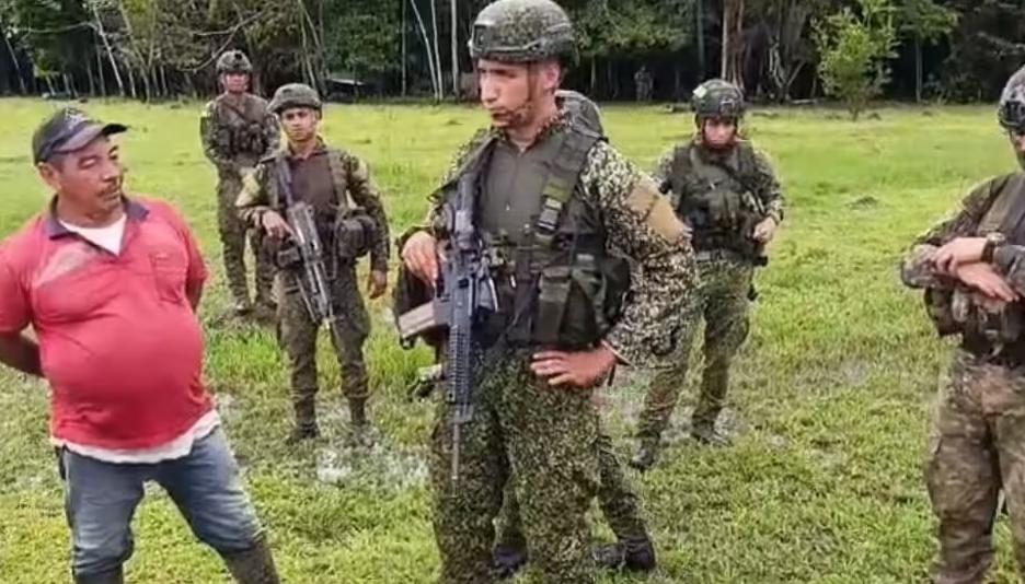 Militares cuando estaban secuestrados.