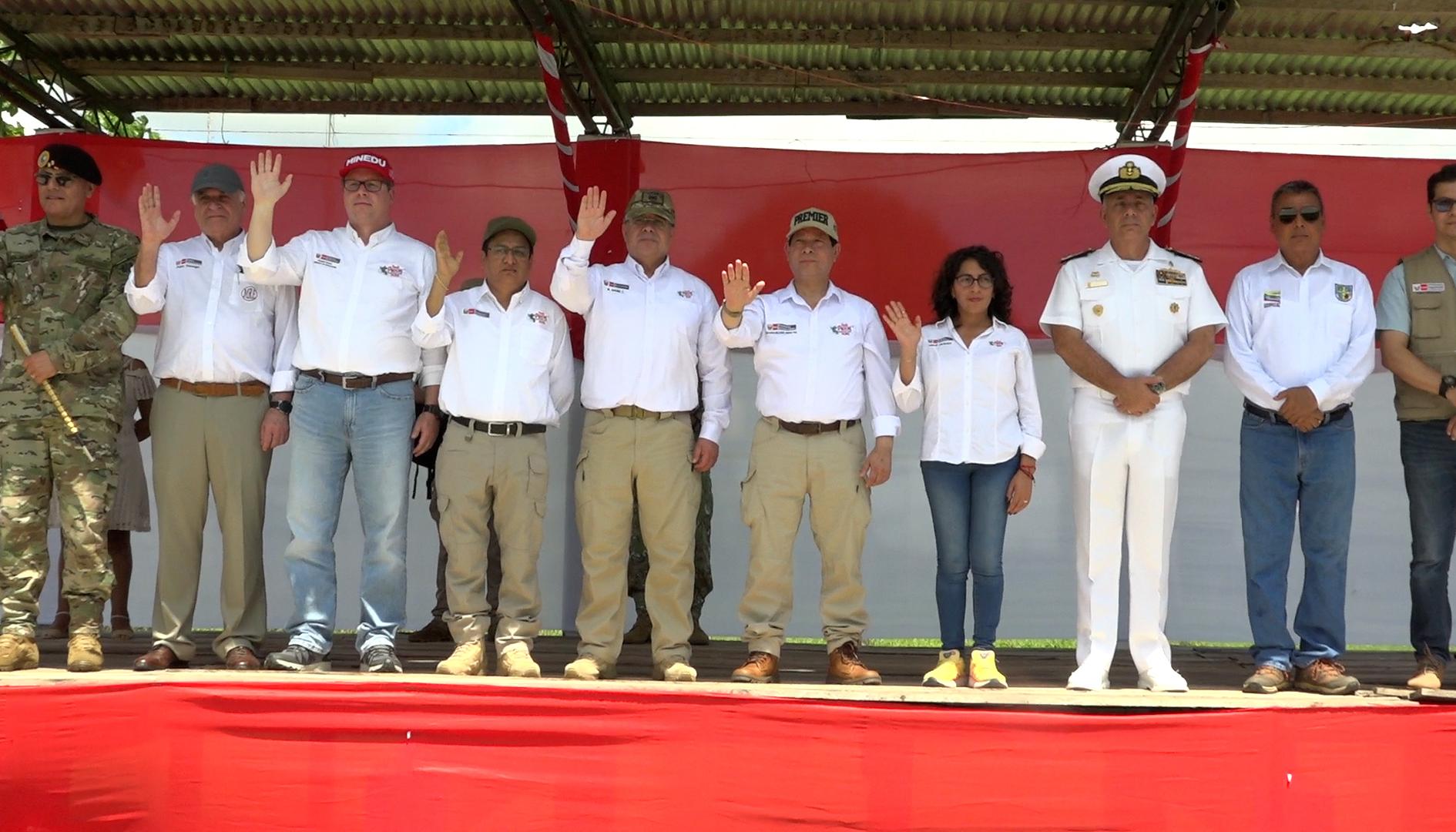 Los ministros del Gobierno de Perú en la isla de Santa Rosa de Loreto.