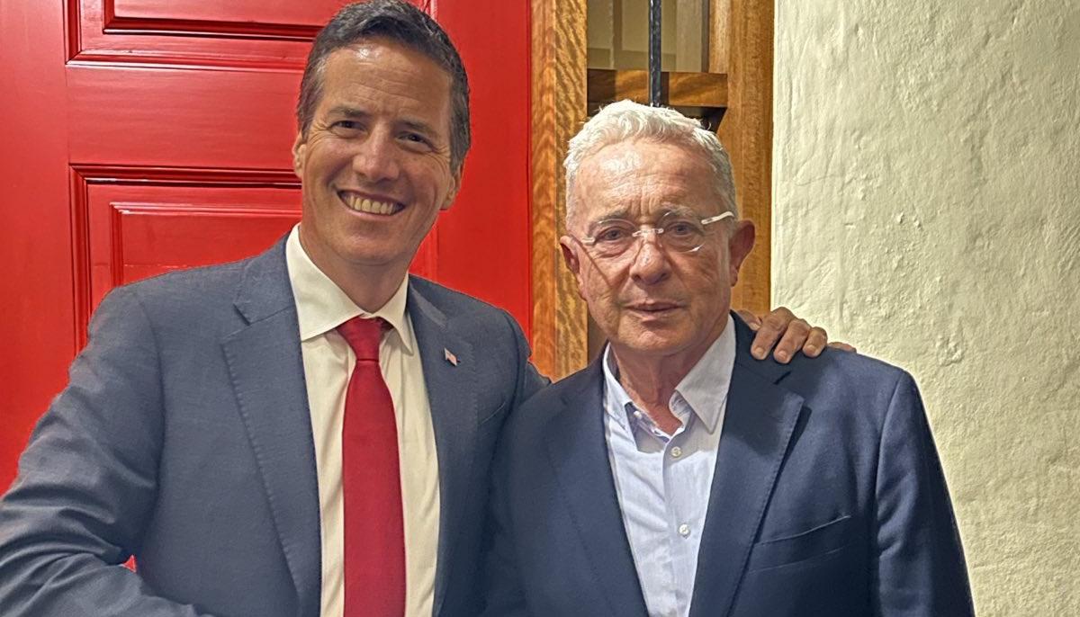 Senador estadounidense Bernie Moreno y el expresidente Álvaro Uribe.