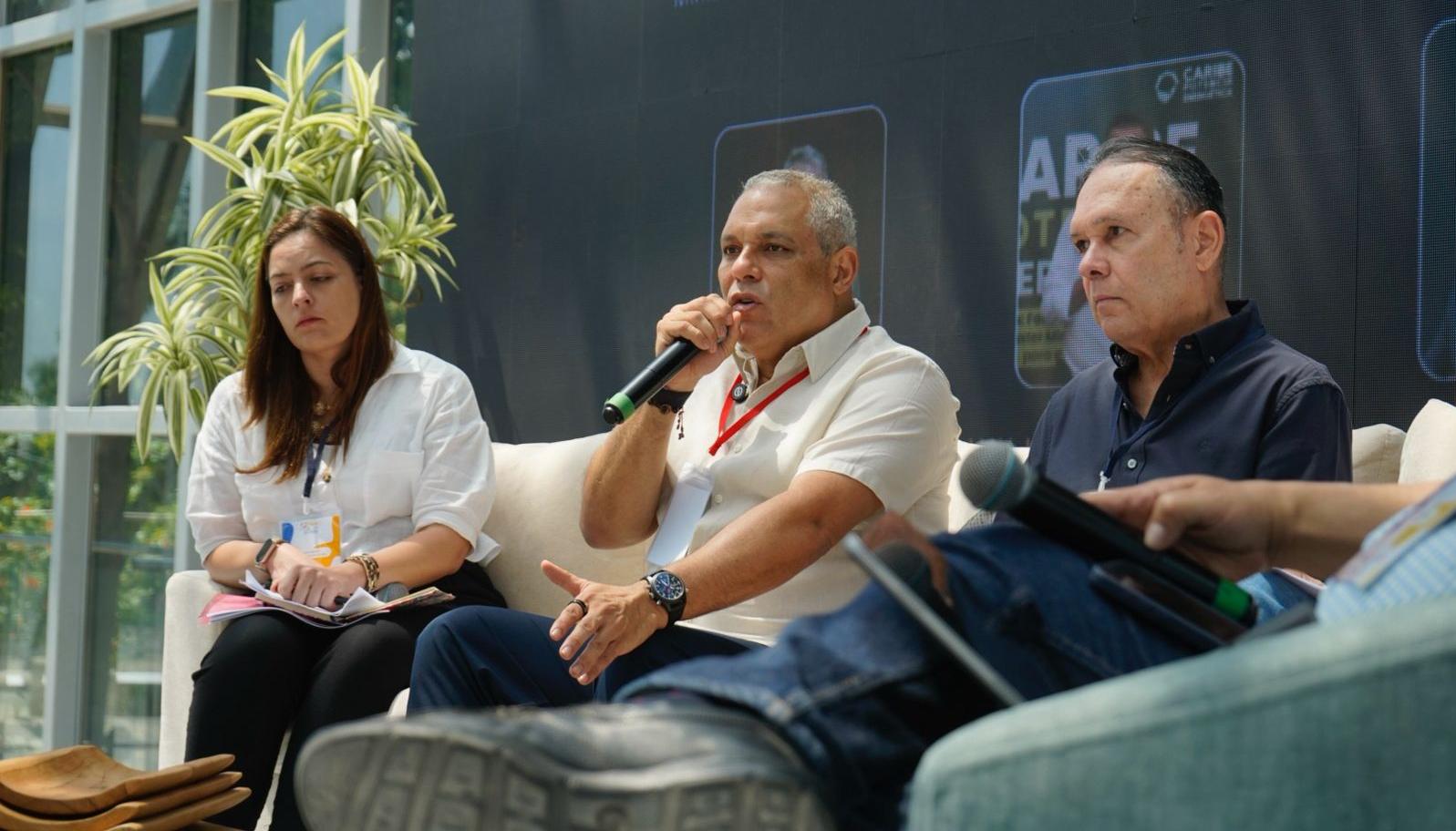 Los senadores José David Name y Efraín Cepeda.