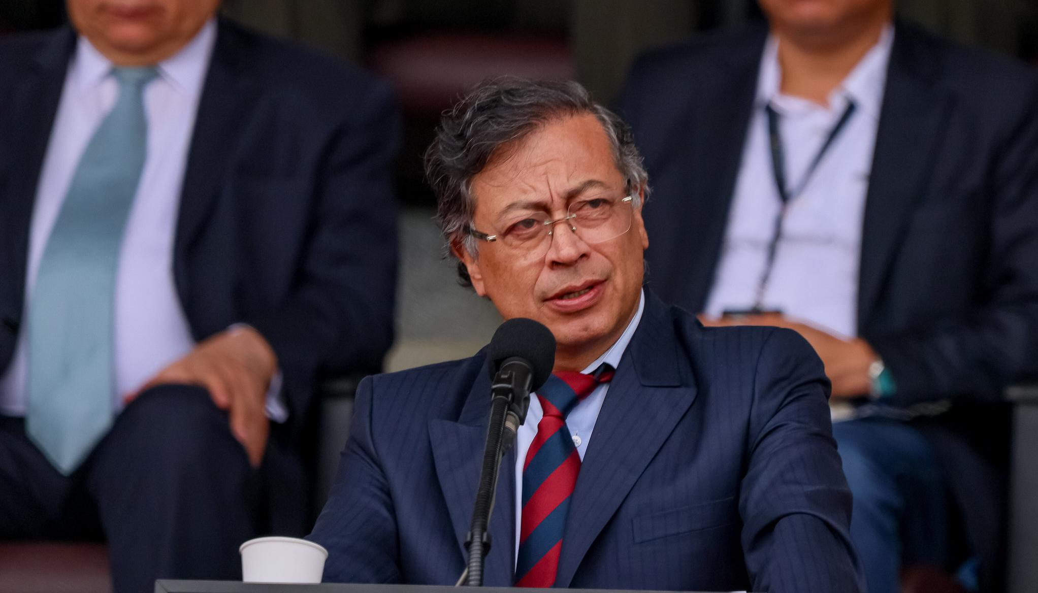 Petro lideró el encuentro de comandantes de Policía y acto de ascenso a generales, donde se rindió un emotivo minuto de silencio en memoria del senador Miguel Uribe.