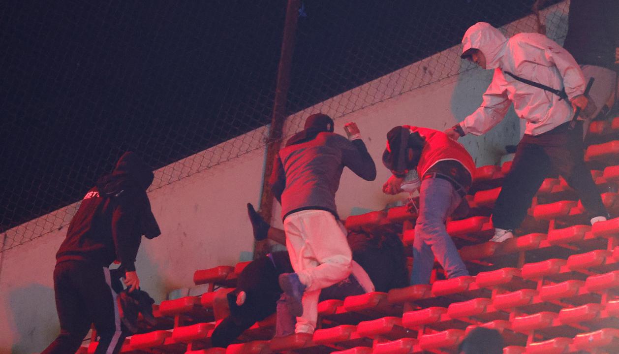 Imagen del ataque de los hinchas de Independiente contra los de la Universidad de Chile.