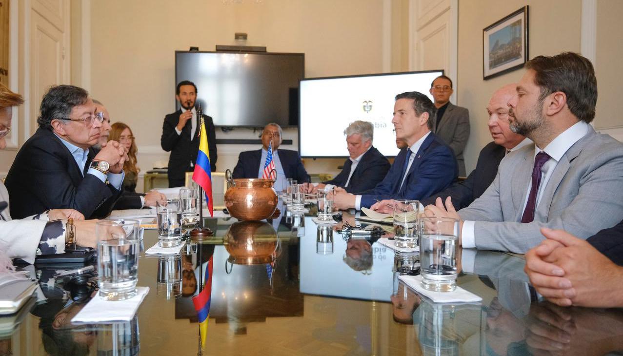 Petro en reunión con senadores estadounidenses.