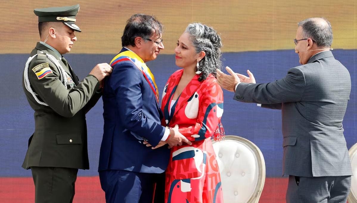 El Presidente Gustavo Petro recibiendo la banda presidencial por parte de María José Pizarro.