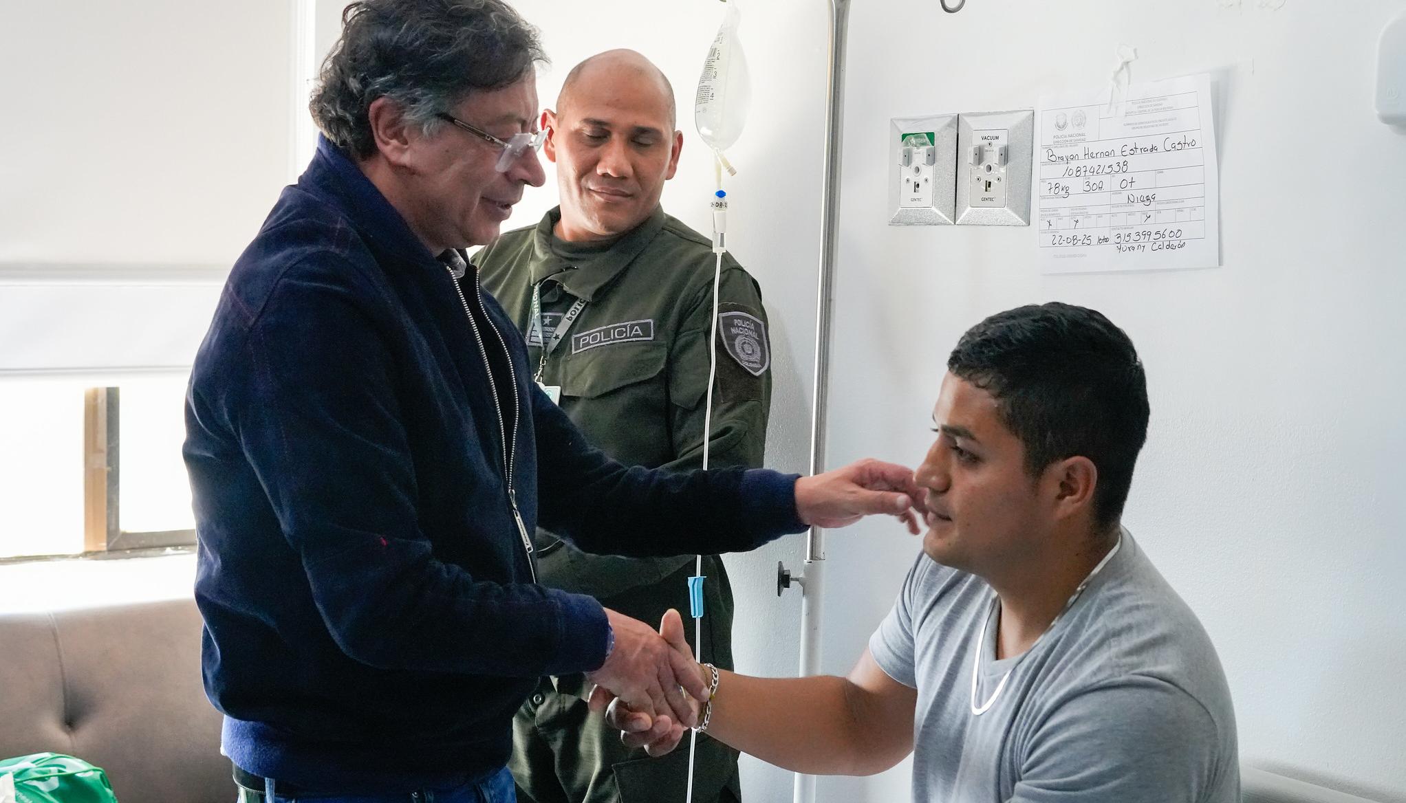 El Presidente Gustavo Petro visitando a los policías heridos en el atentado. 