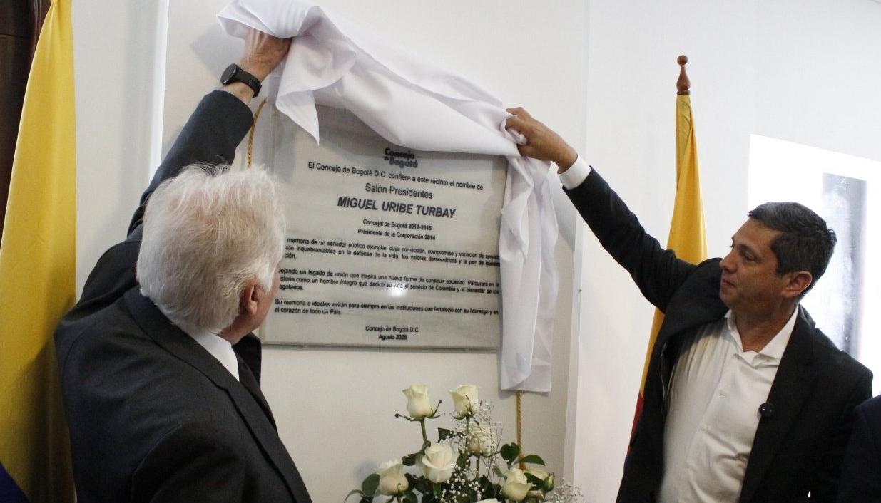 El papá de Miguel Uribe Turbay, Miguel Uribe Londoño, develando la placa con el presidente del Concejo, Samir José Abisambra.