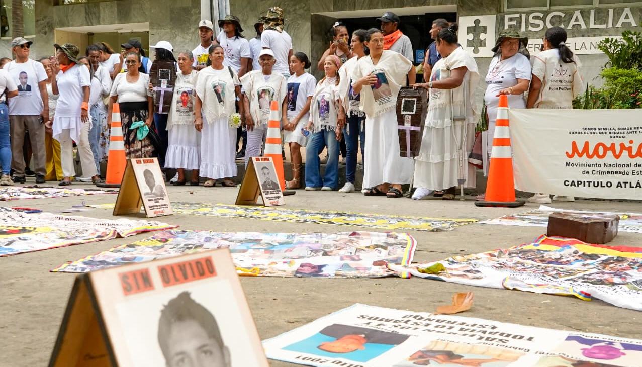 Las Mujeres Buscadoras en el plantón frente a la Fiscalía, en el Edificio Nelmar