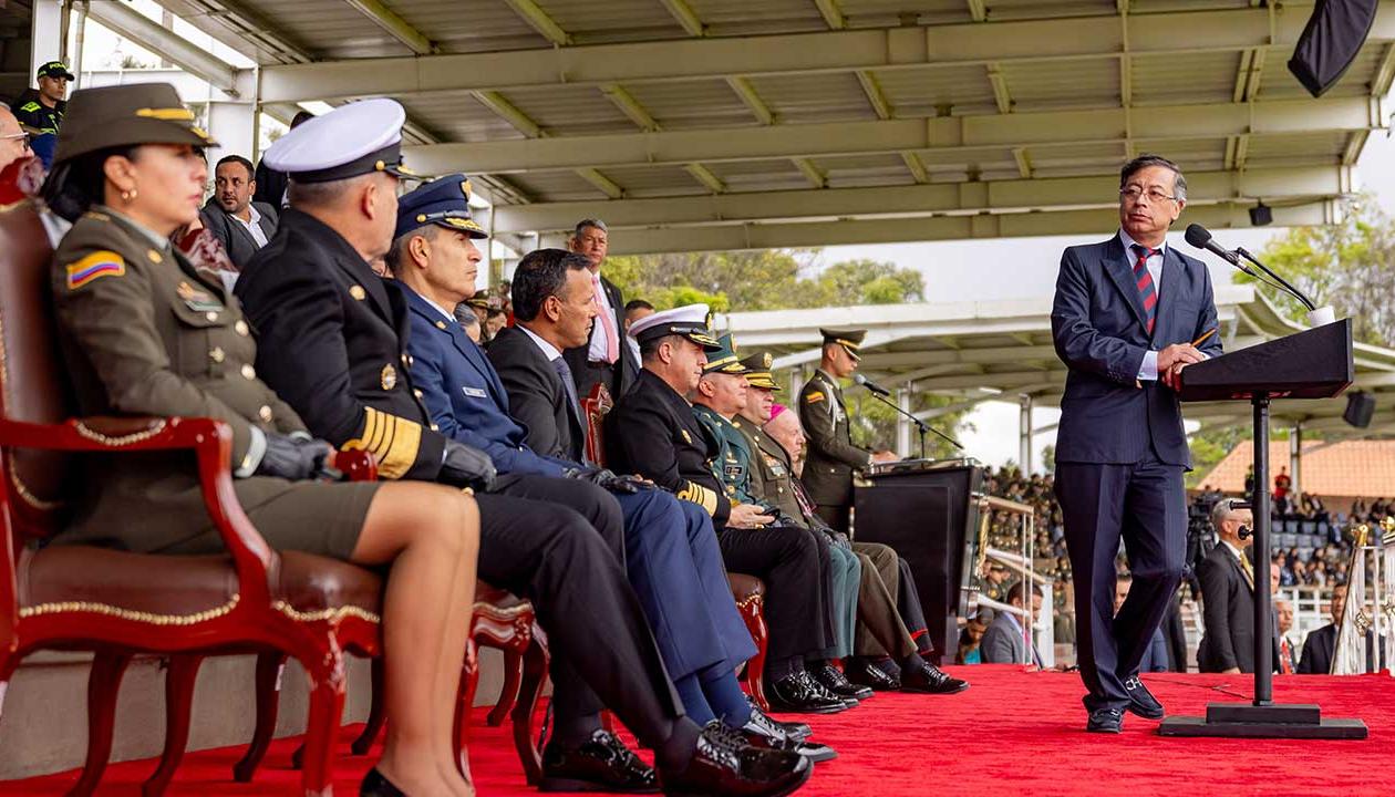 El Presidente Gustavo Petro durante la ceremonia de ascenso en la Policía. 