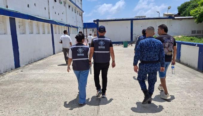 Funcionarios de la Procuraduría en la Penitenciaría El Bosque. 