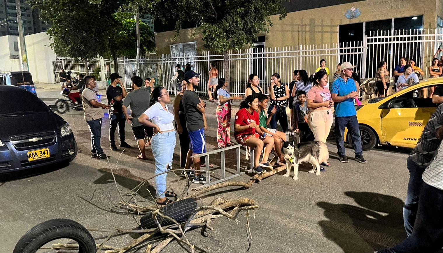 Habitantes protestando exigiendo reductores de velocidad. 