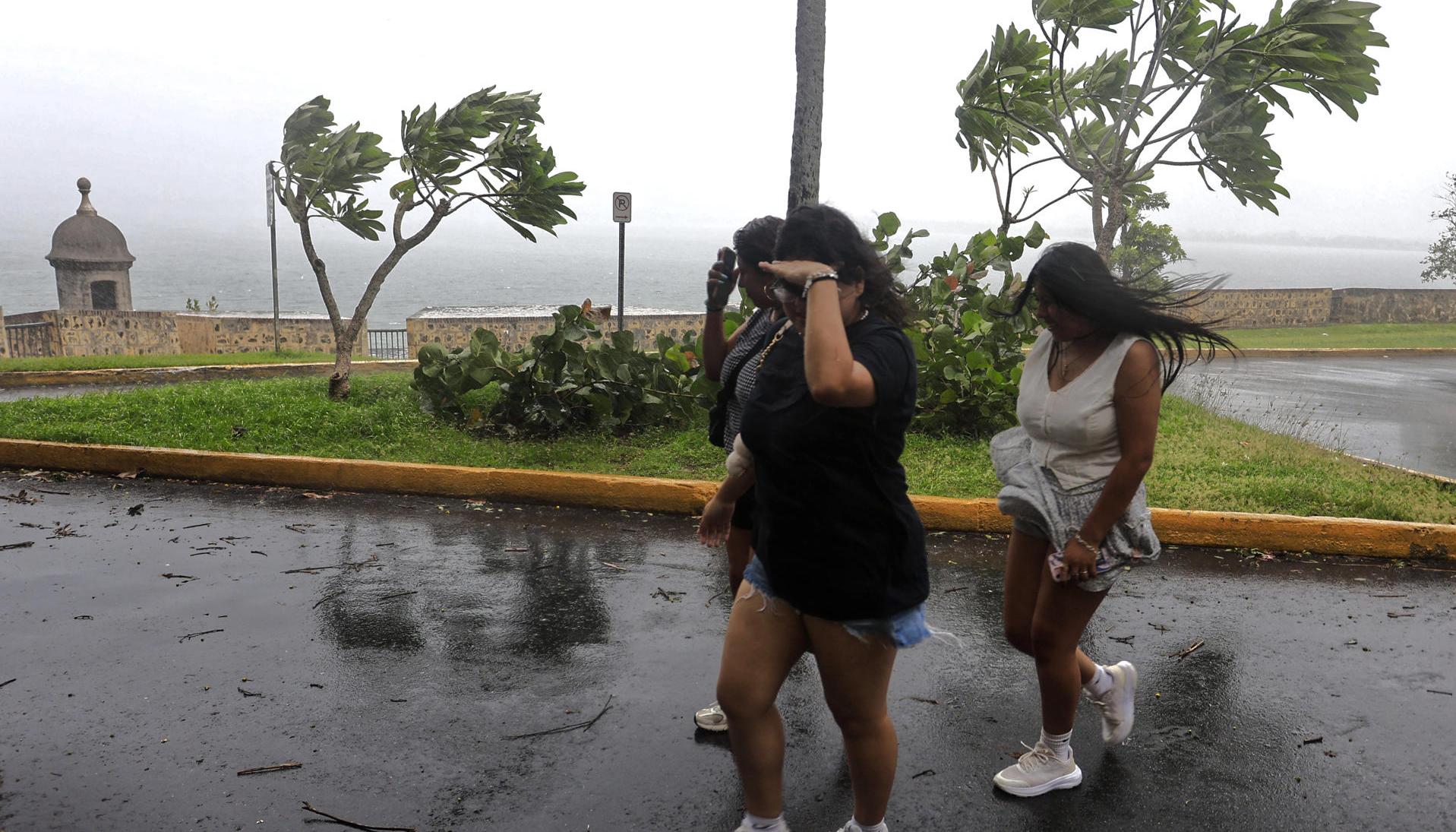 Personas caminan por el viejo San Juan, Puerto Rico, durante el paso del huracán Erin.