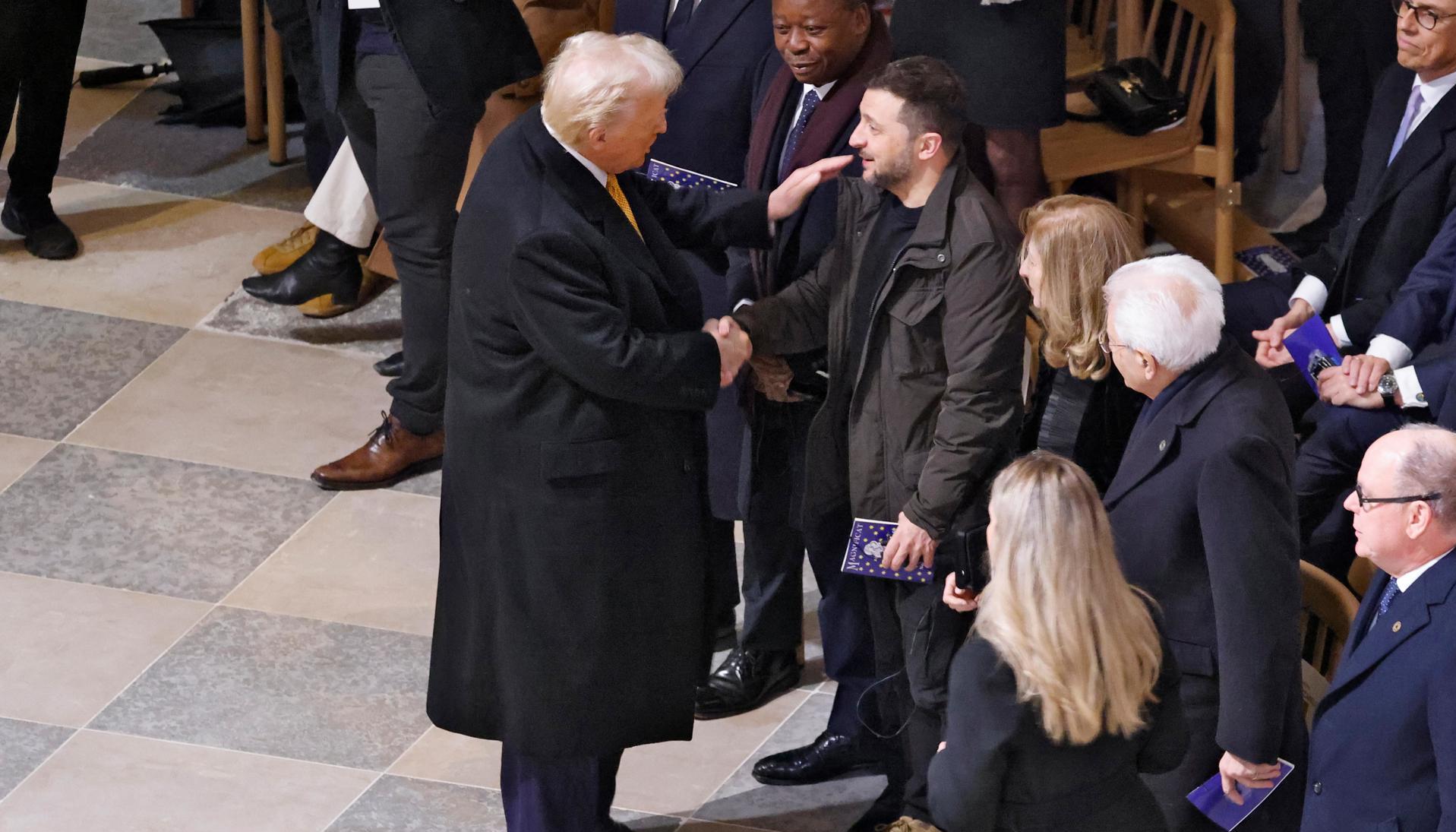 El Presidente de EE.UU., Donald Trump, saluda a su homólogo ucraniano, Volodímir Zelenski.