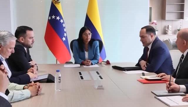La vicepresidenta  de Venezuela, Delcy Rodríguez, con el ministro de Energía y Minas de Colombia, Edwin Palma. 