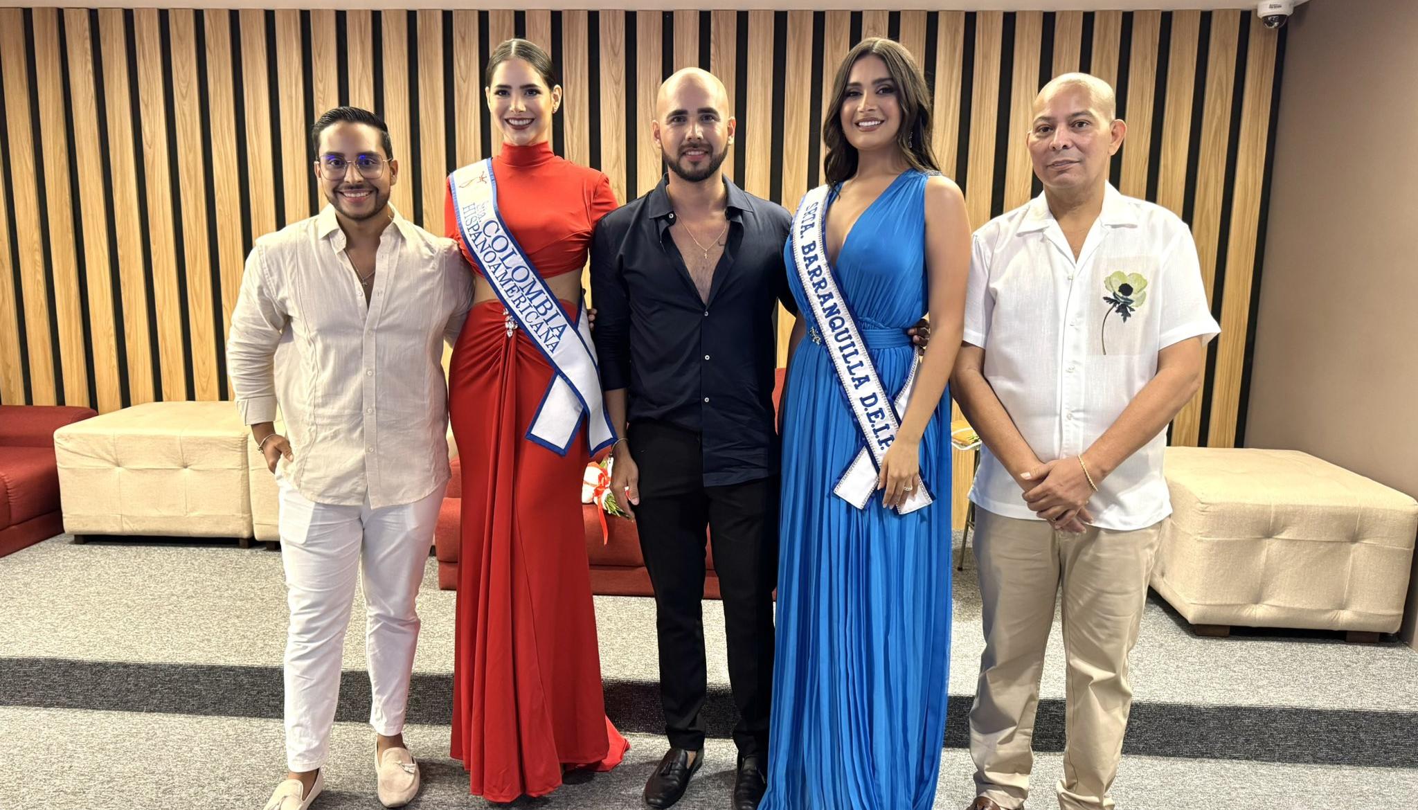 La Señorita Barranquilla (azul) en el evento que la acredita como la representante de la ciudad en el Concurso Nacional de Belleza. 