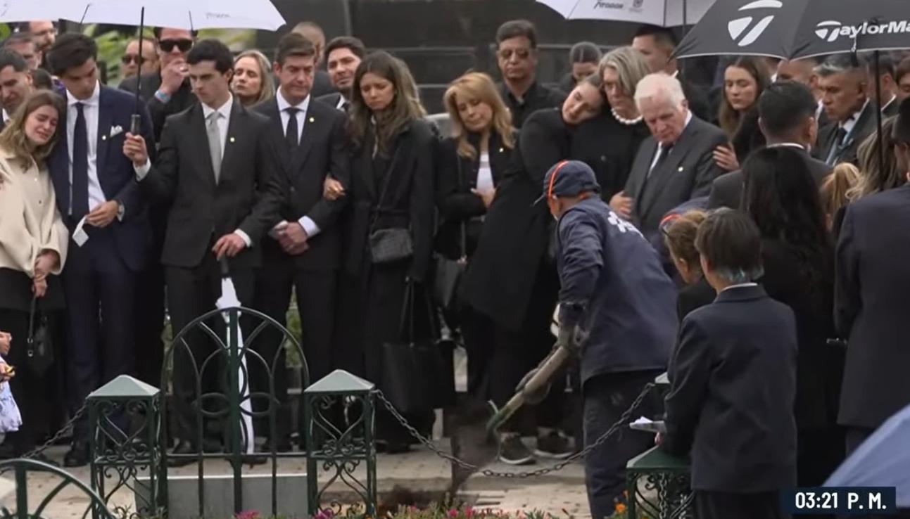 Los restos de Miguel Uribe quedaron el cementerio Central de Bogotá.