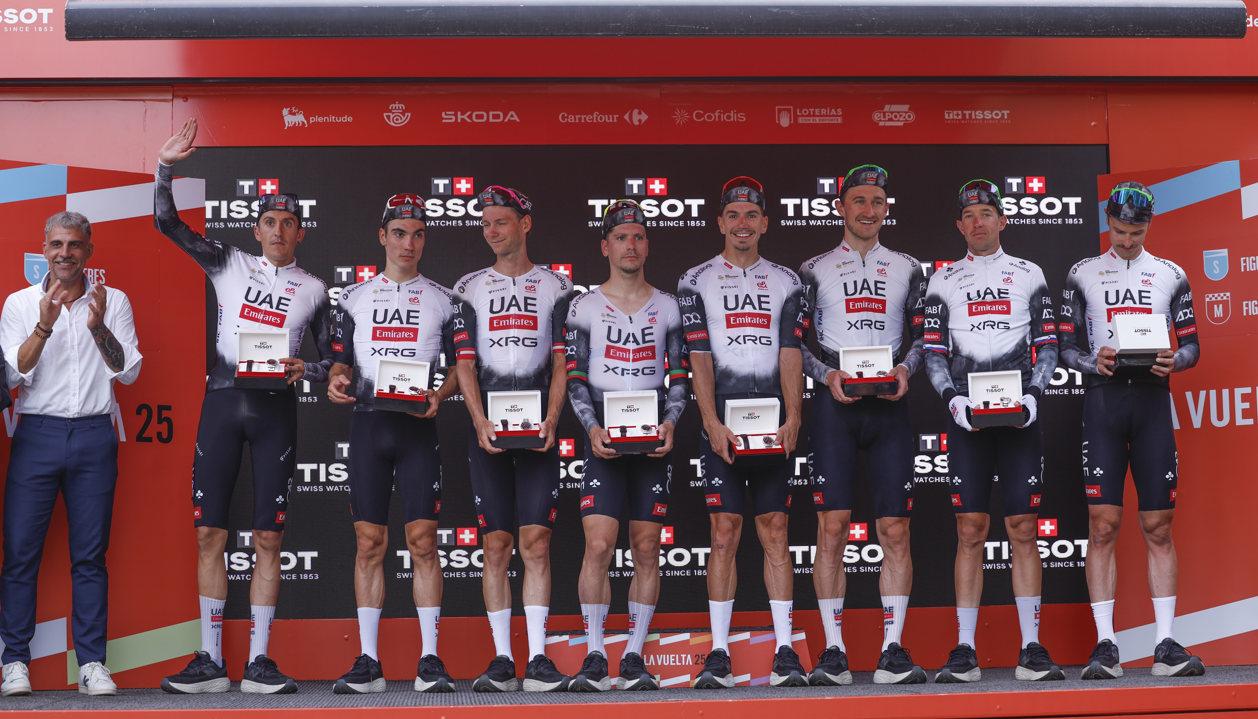 Integrantes del UAE Emirates tras ganar la contrarreloj por equipos. 