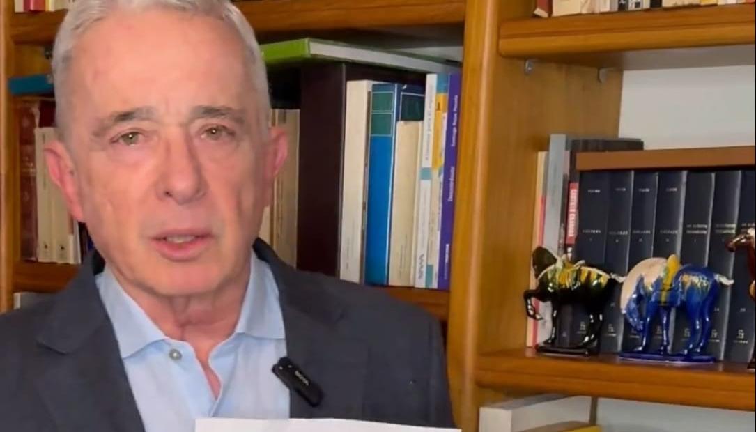 Álvaro Uribe Vélez mostrando el acta de encarcelamiento. 