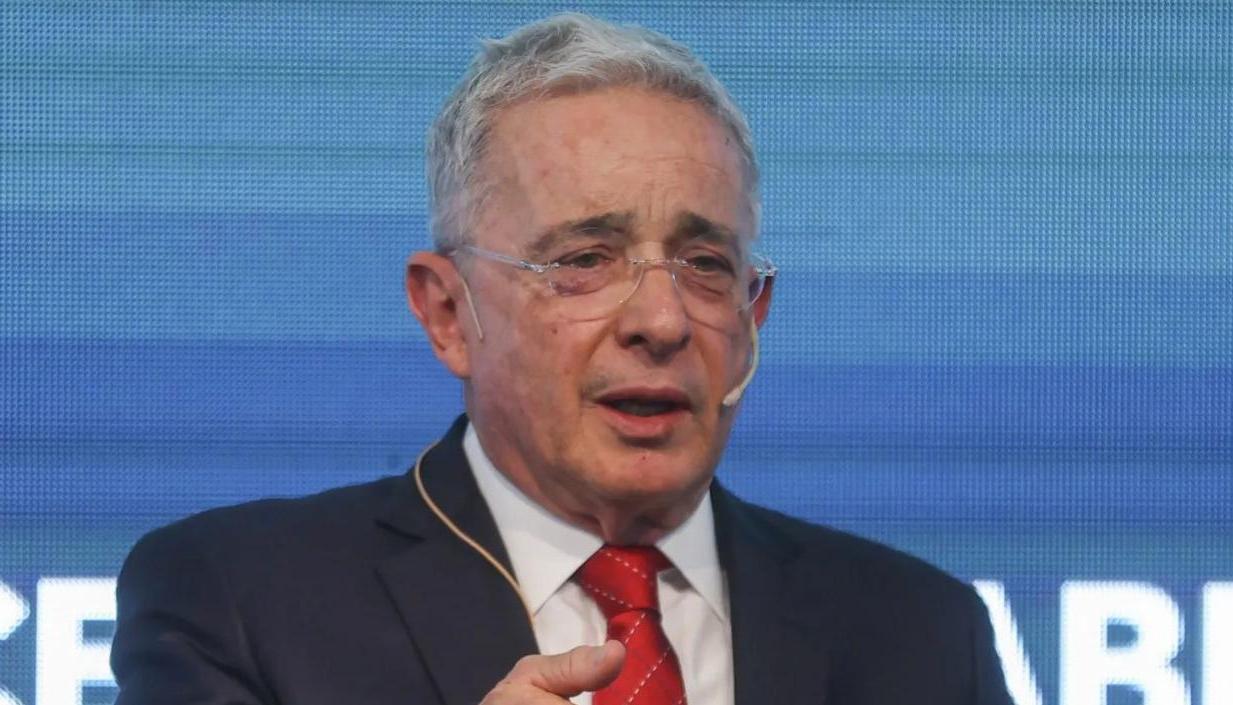 Álvaro Uribe Vélez. 