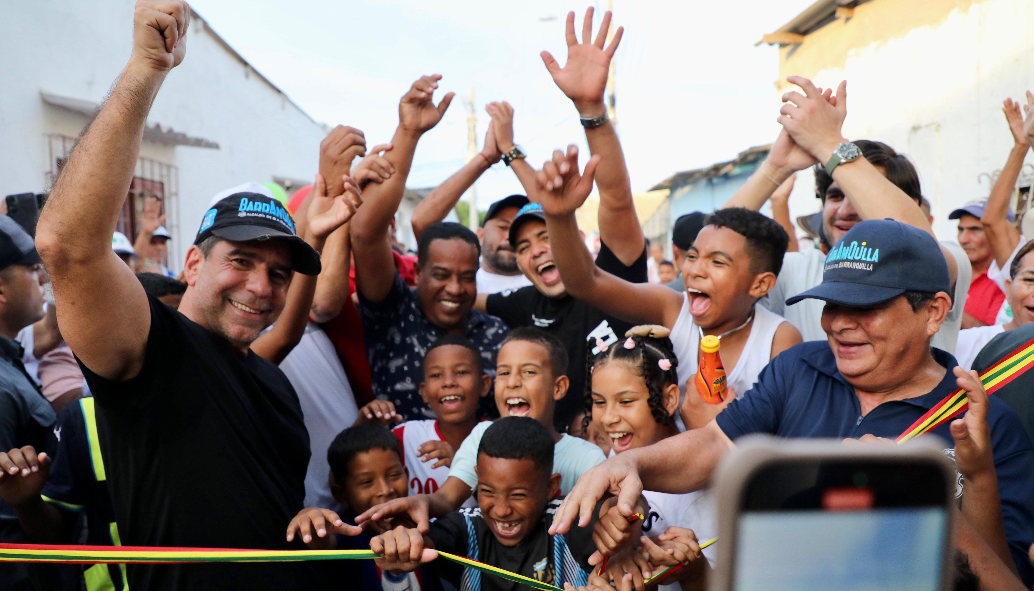 Alcalde Char en la entrega de las obras de pavimentación en El Romance. 