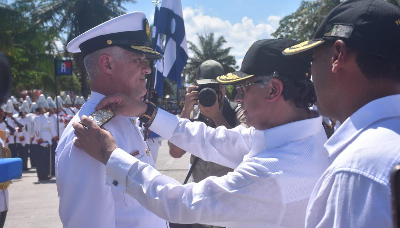 El Vicealmirante John Fabio Giraldo Gallo y el Presidente Gustavo Petro.