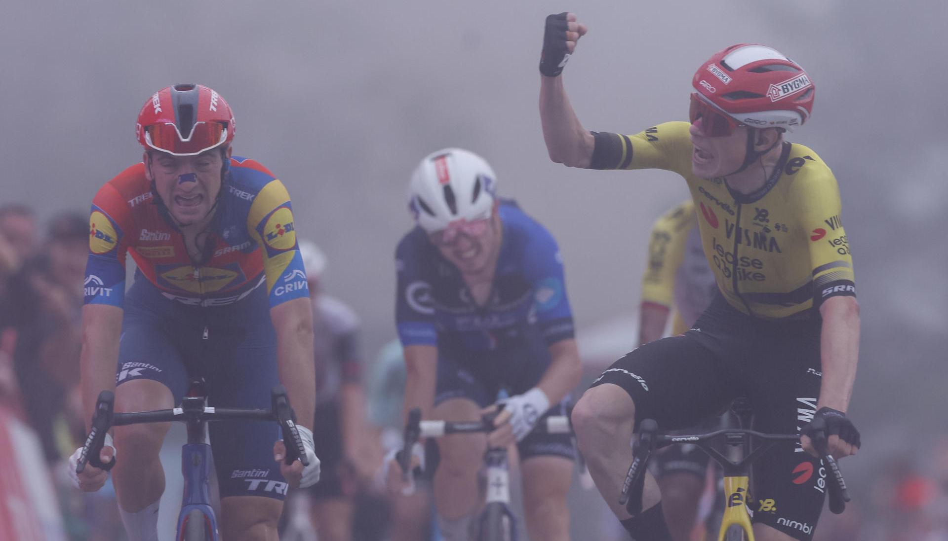 El ciclista danés Jonas Vingegaard (Visma-Lease a Bike) celebra su victoria en la segunda etapa de la Vuelta a España.