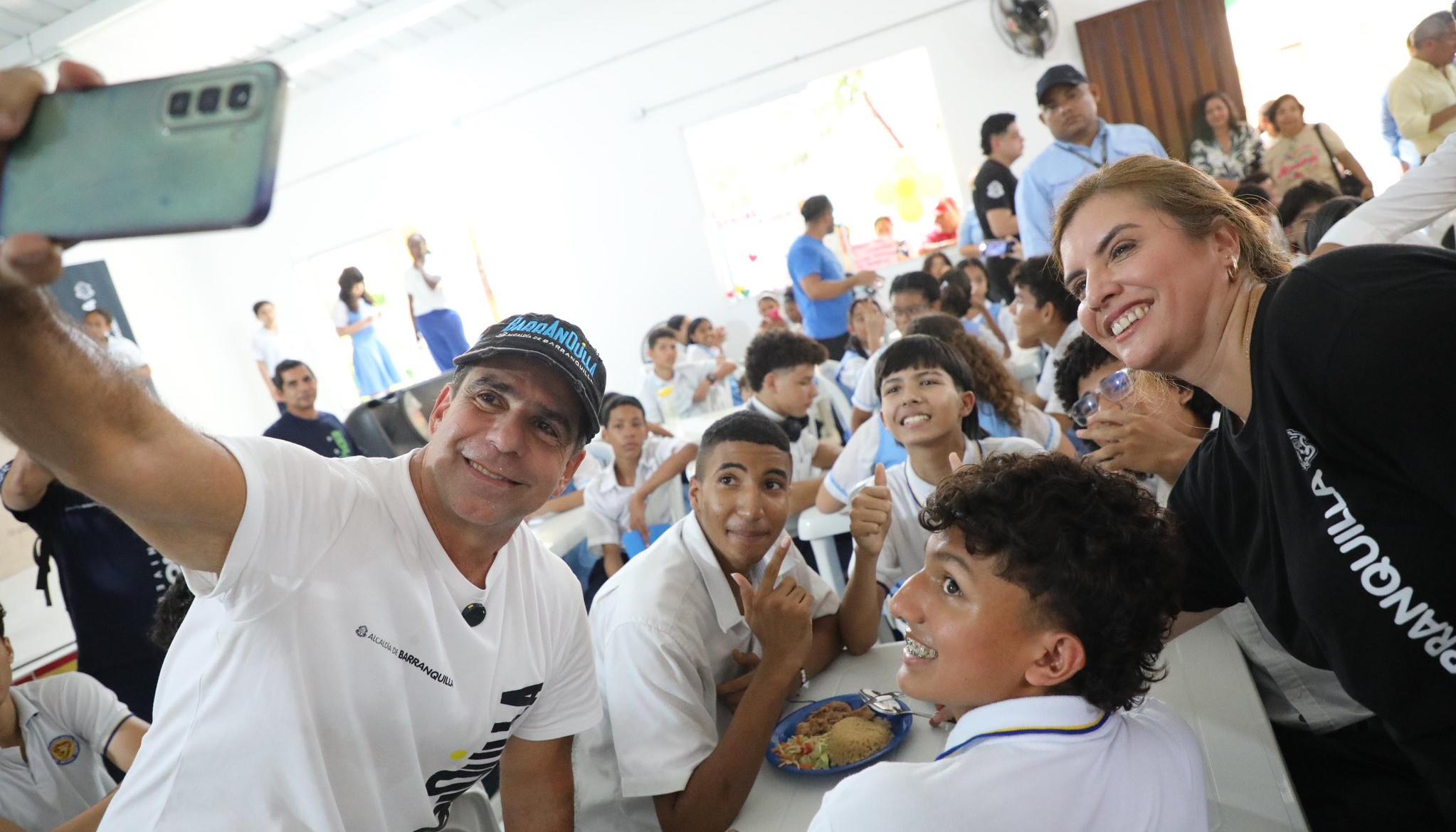 El alcalde Alejandro Char con un grupo de estudiantes. 