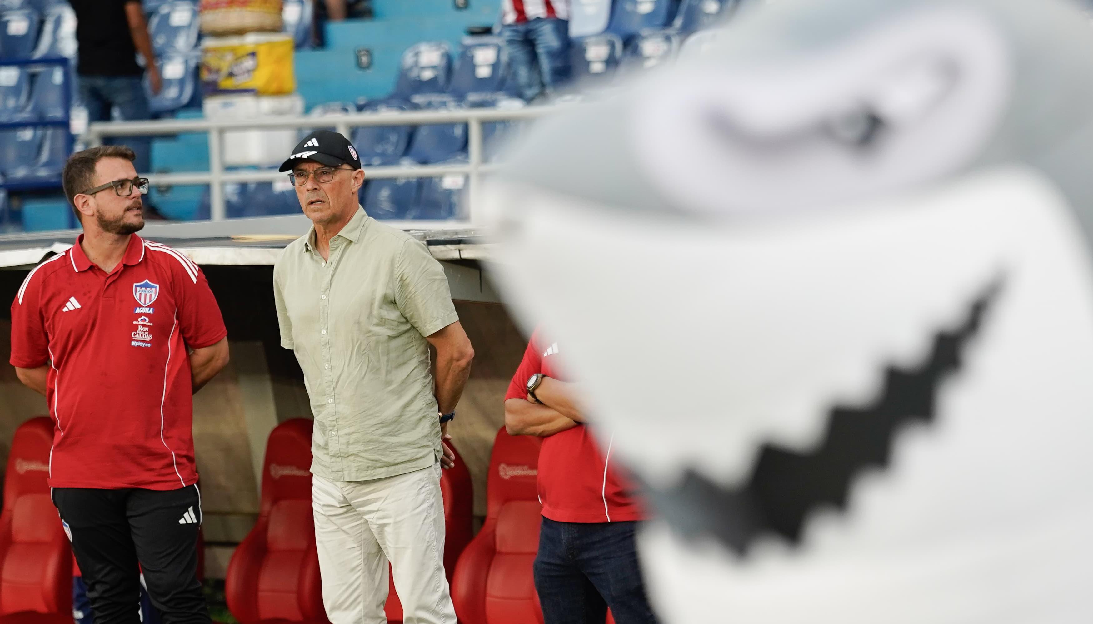 Alfredo Arias con su asistente técnico Juan Manuel López y el tiburón Willy.