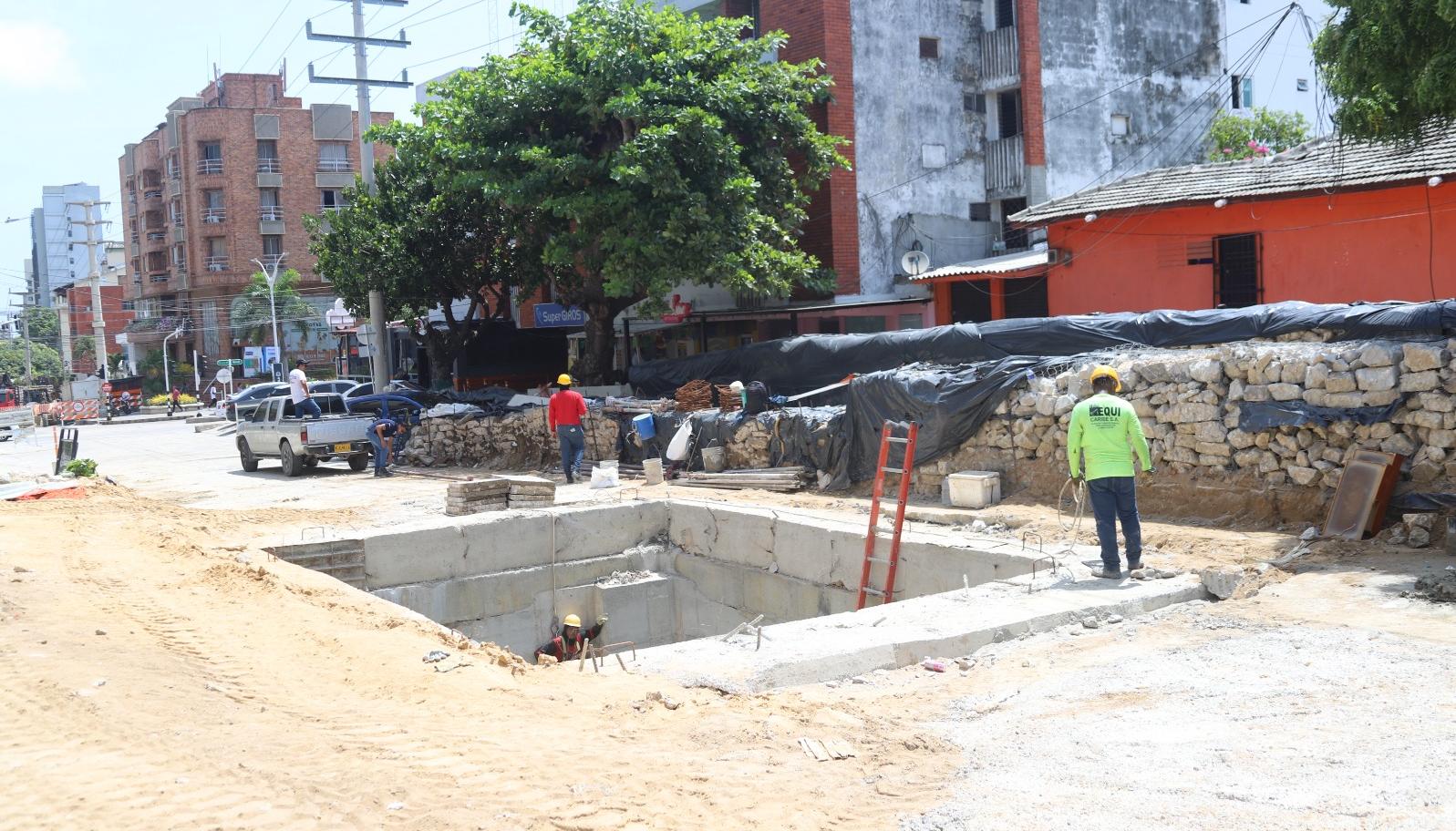 Trabajadores mientras ejecutan la obra en la calle 85 entre 45 y 46.