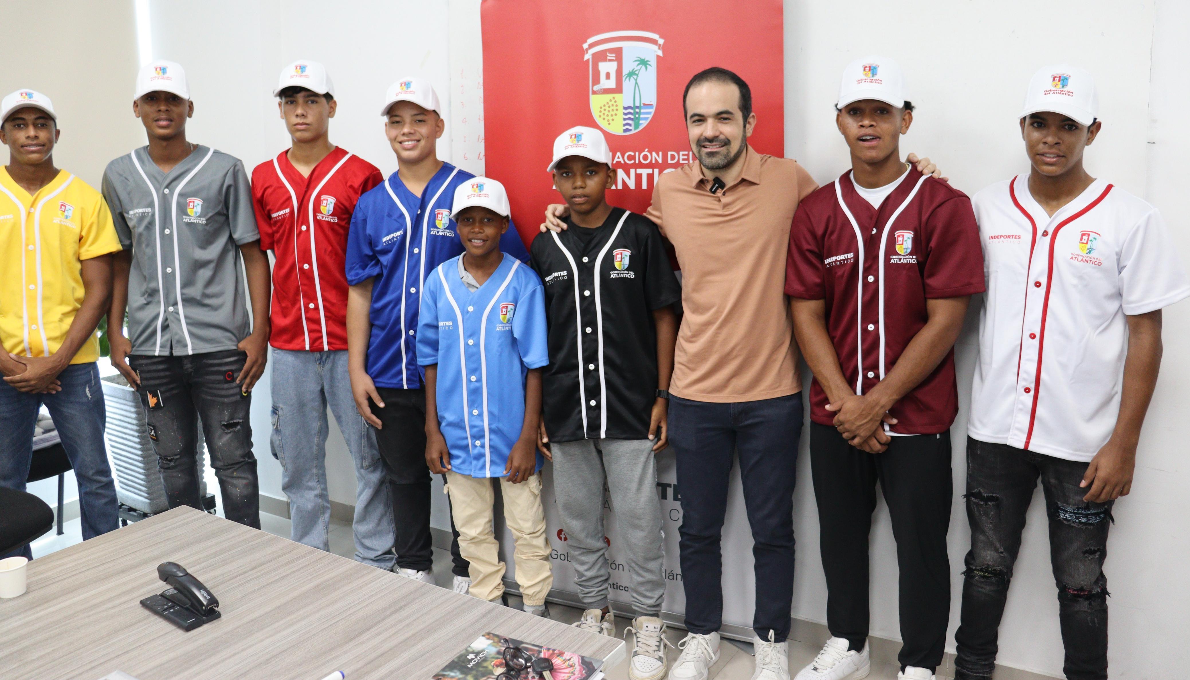 Iván Urquijo, director de Indeportes Atlantico, tras la entrega de uniformes a los equipos participantes. 