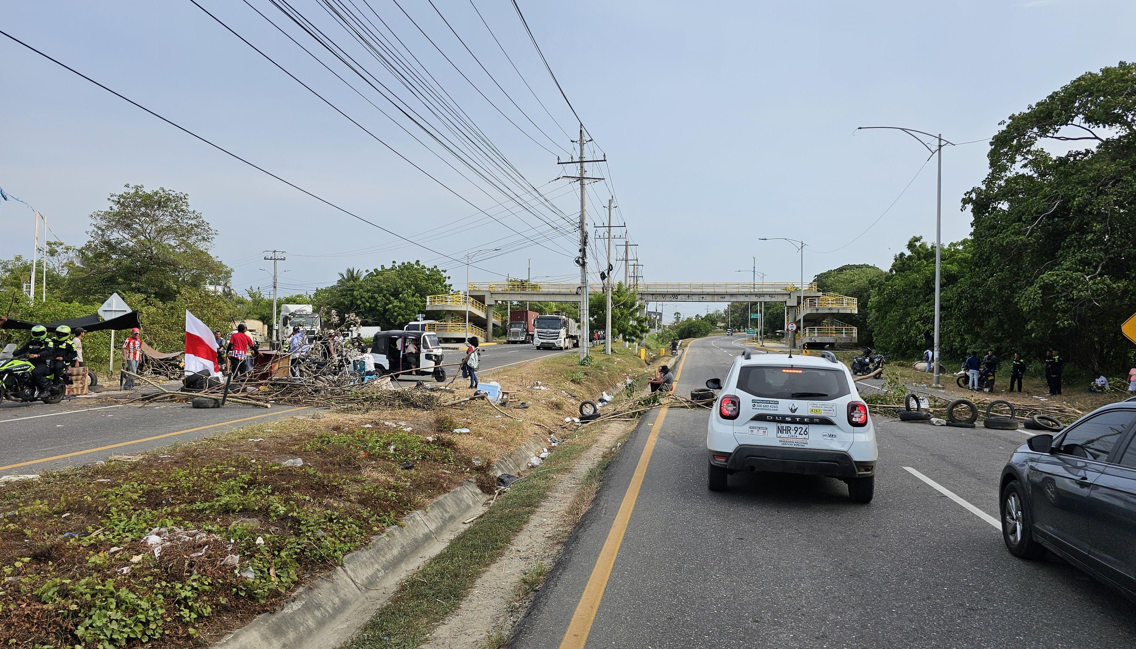 La comunidad ha bloqueado la vía Cordialidad exigiendo una pronta solución.