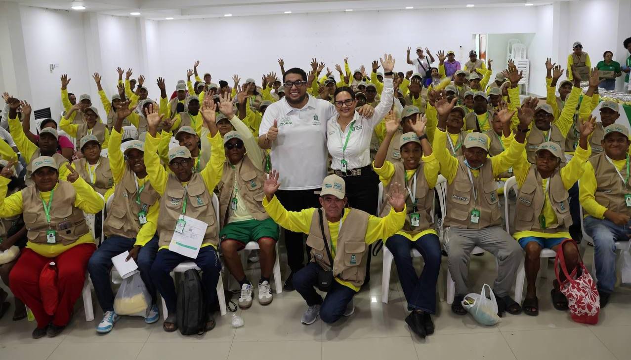 Alcalde de Puerto Colombia, Plinio Cedeño, junto a los beneficiarios de las capacitaciones.