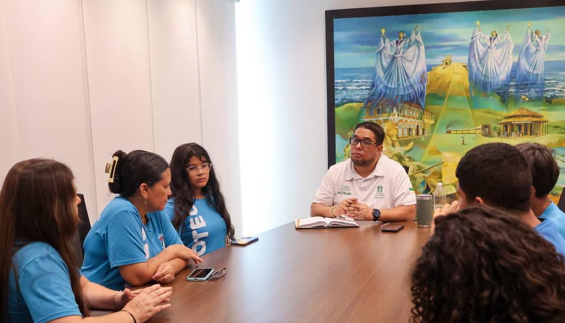 Alcalde de Puerto entrega incentivos económicos al grupo de investigación para el viaje.