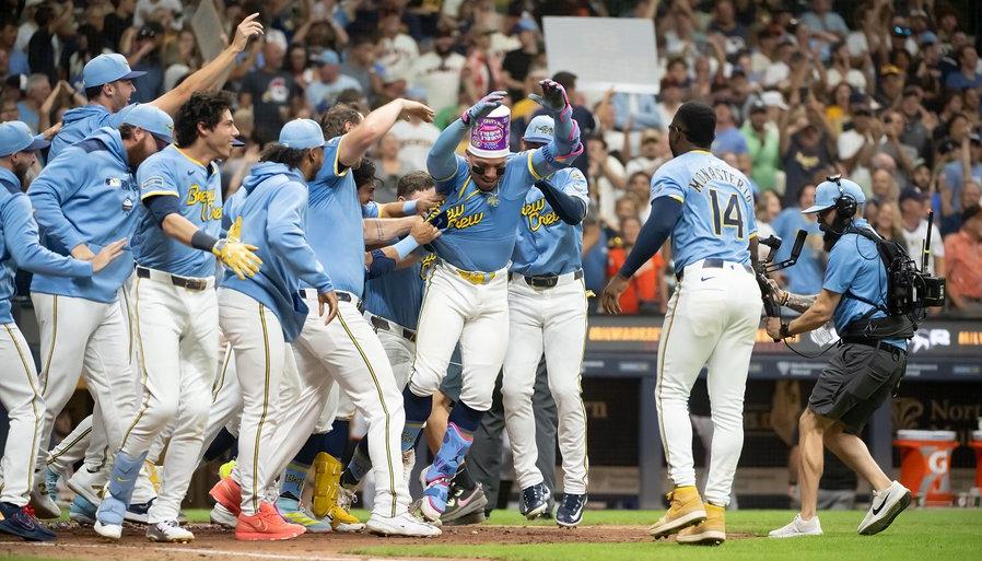 El venezolano William Contreras llega al plato tras conectar el jonrón ganador.