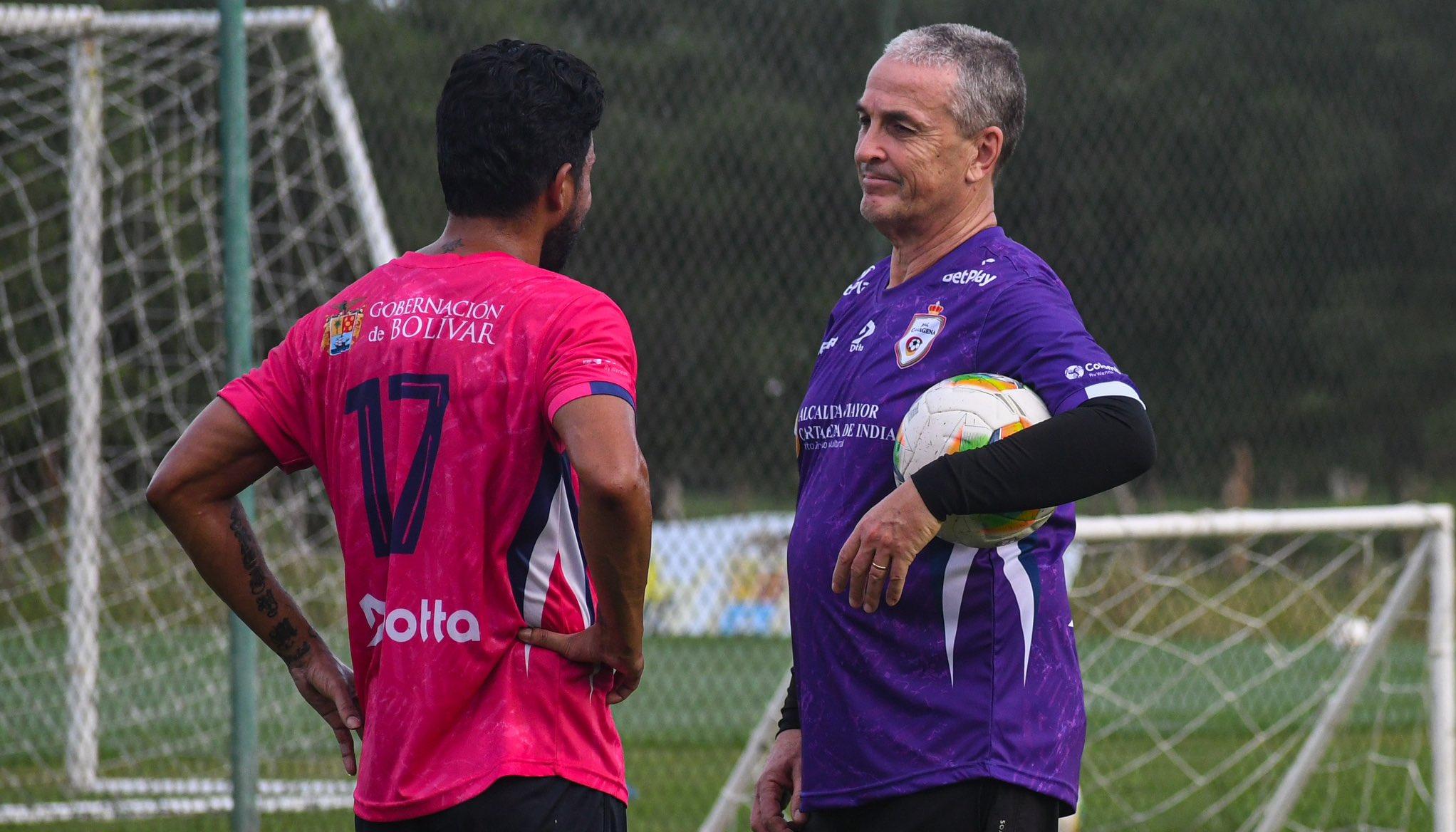Néstor Craviotto dialoga con el capitán Cristian Marrugo.