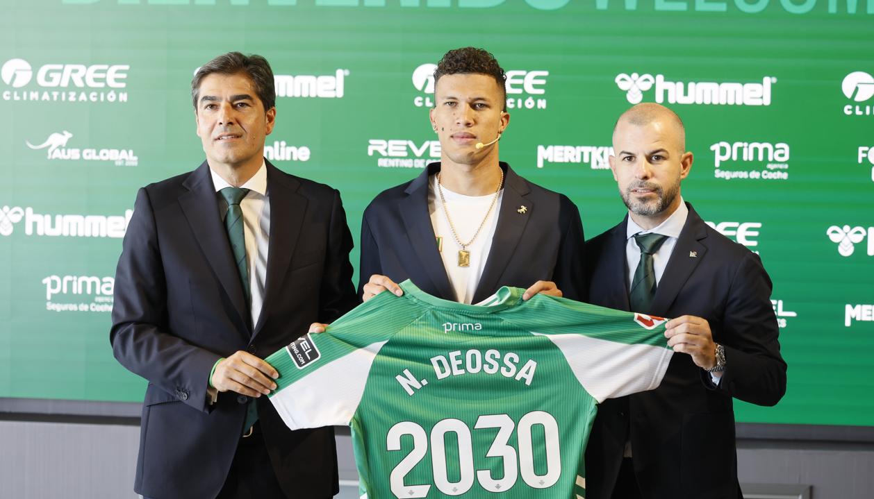 Nelson Deossa acompañado del presidente del Real Betis, Ángel Haro, y el director deportivo, Manu Fajardo.