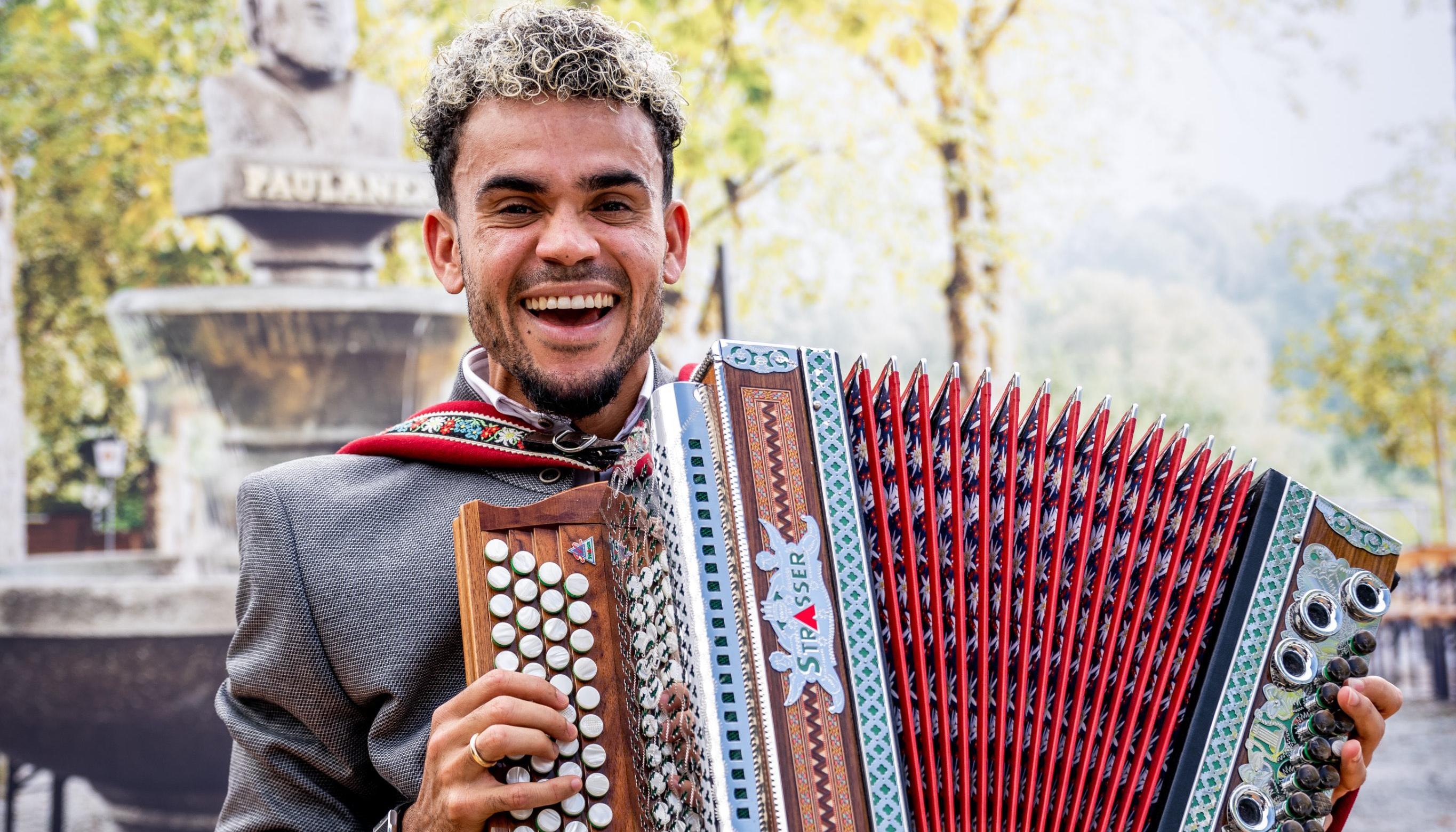 Luis Díaz se le midió a tocar el acordeón.