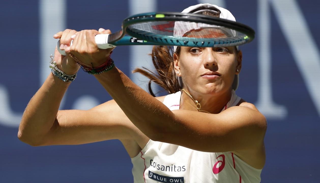 La tenista colombiana Emiliana Arango durante su partido contra Iga Swiatek. 