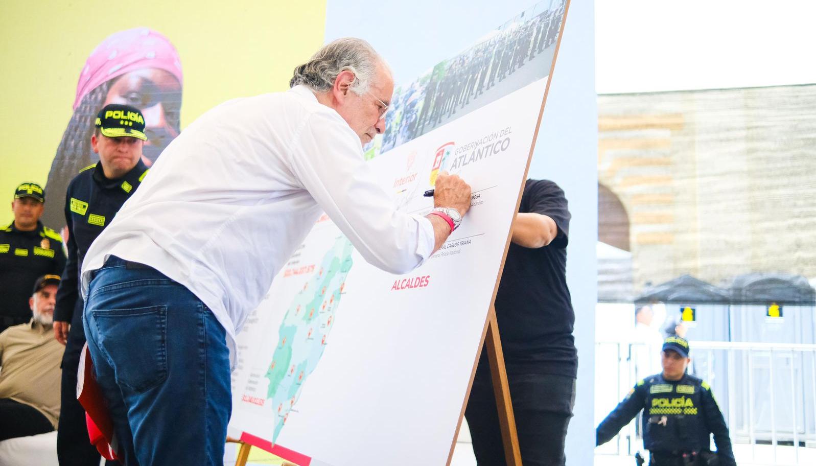 Gobernador Verano durante la firma del convenio con MinInterior.