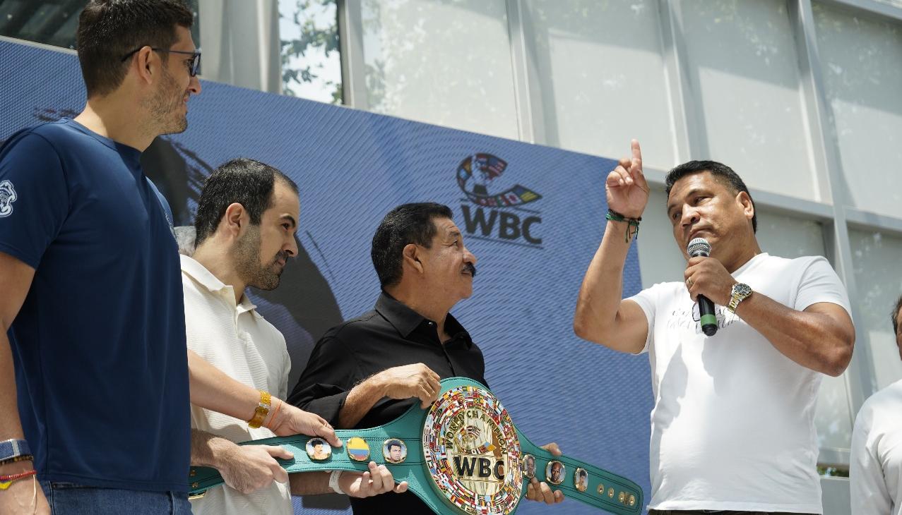 El reencuentro de 'Happy' Lora y el mexicano Raúl 'Jíbaro' Pérez, el viernes en Barranquilla. 