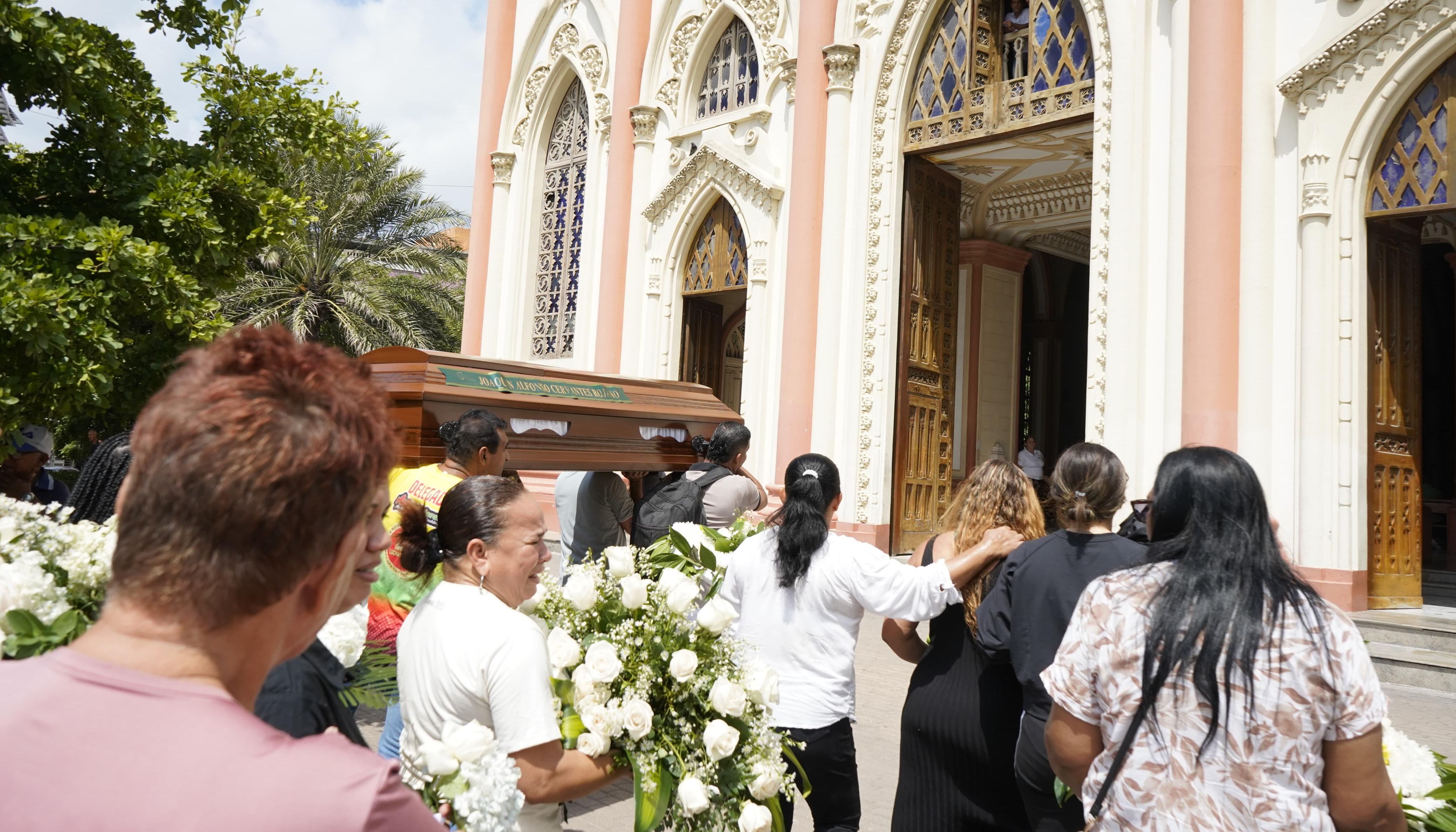 Féretro de Joaquín Cervantes ingresando a la Iglesia San Nicolás.
