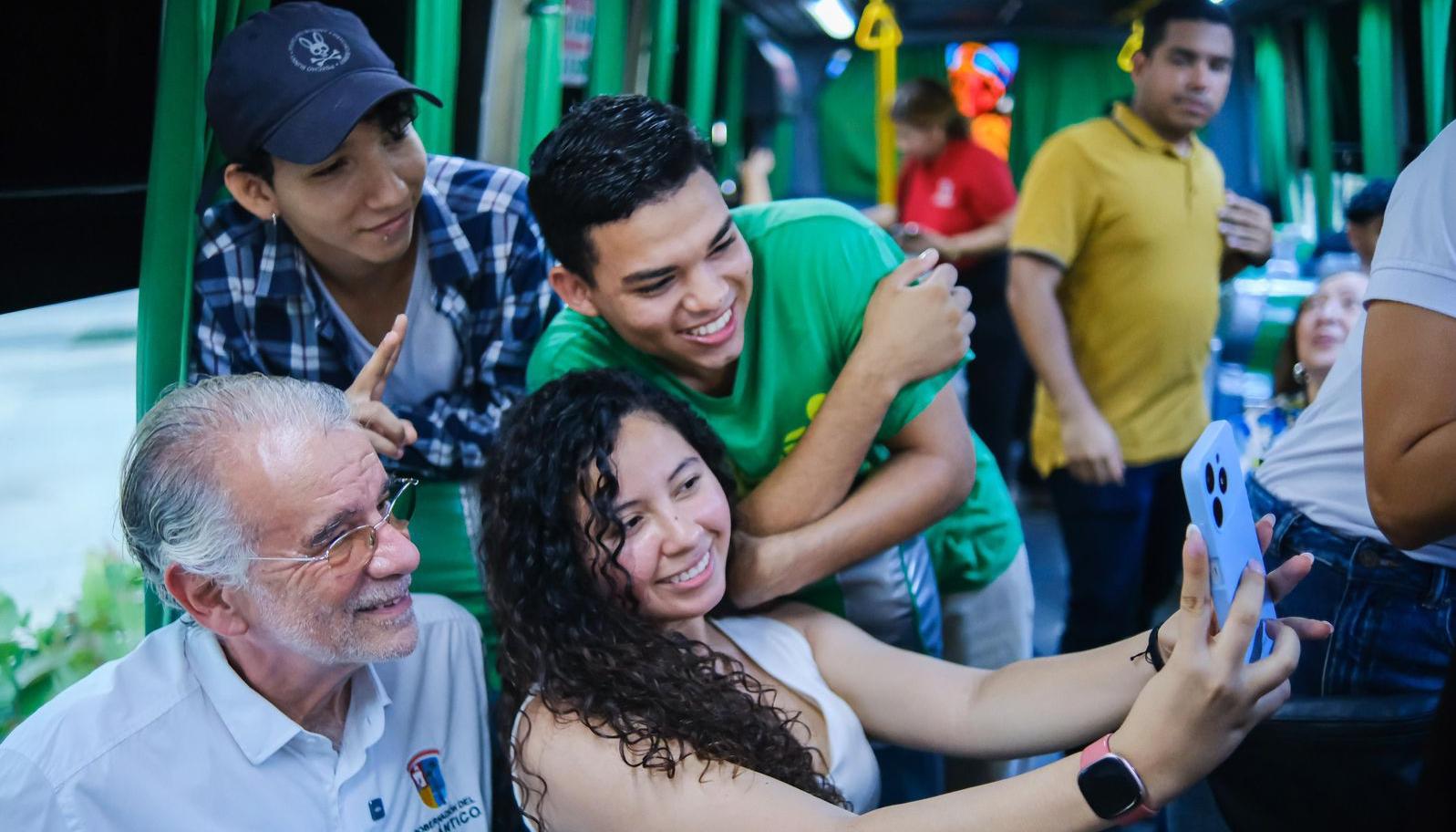 Gobernador Eduardo Verano junto a jóvenes universitarios.