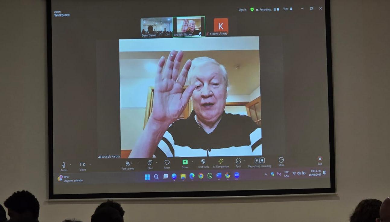 El Gran Maestro Internacional Anatoli Karpov durante su conferencia virtual. 