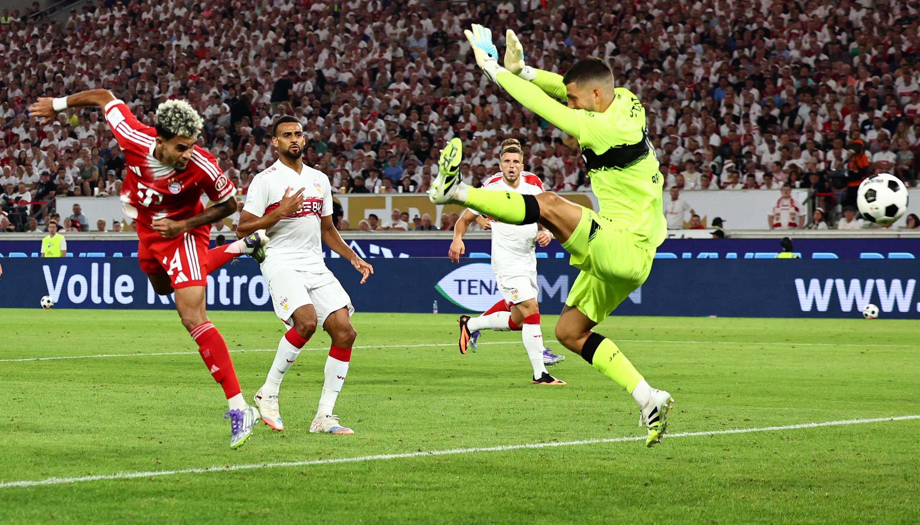 Luis Díaz anticipa al portero Bredlow y marca, de cabeza, el segundo gol del Bayern Múnich.