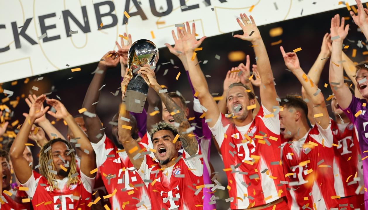 Luis Díaz con el trofeo de campeón de la Supercopa Franz Beckenbauer.