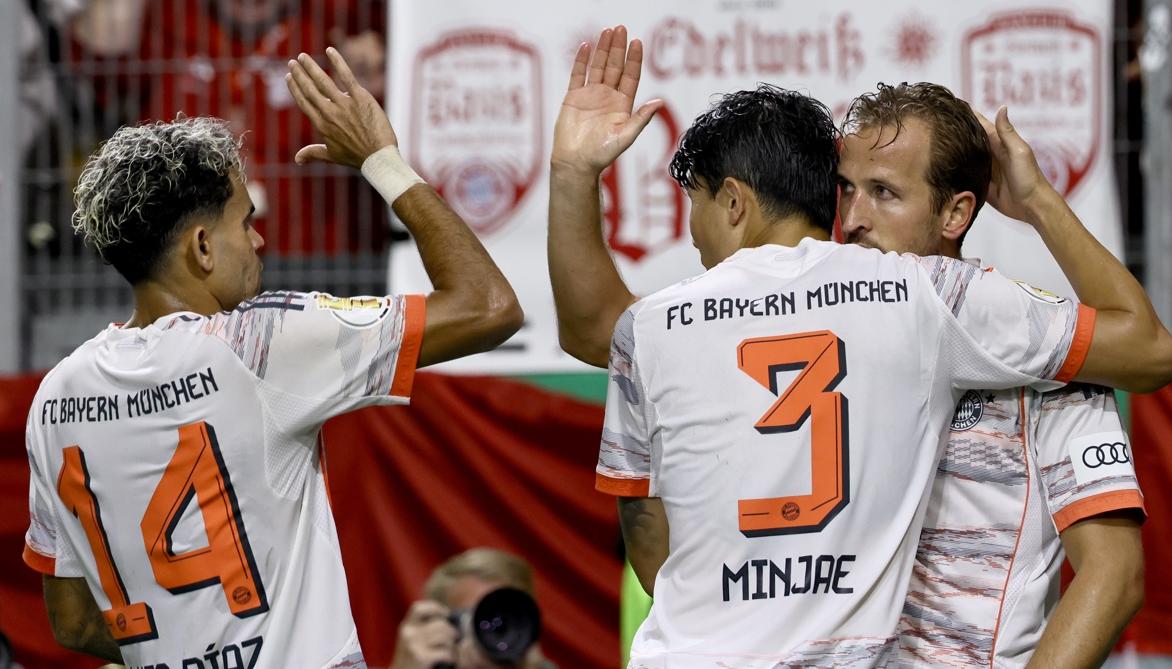 Luis Díaz felicita a Harry Kane, autor del gol de la victoria del Bayern. 